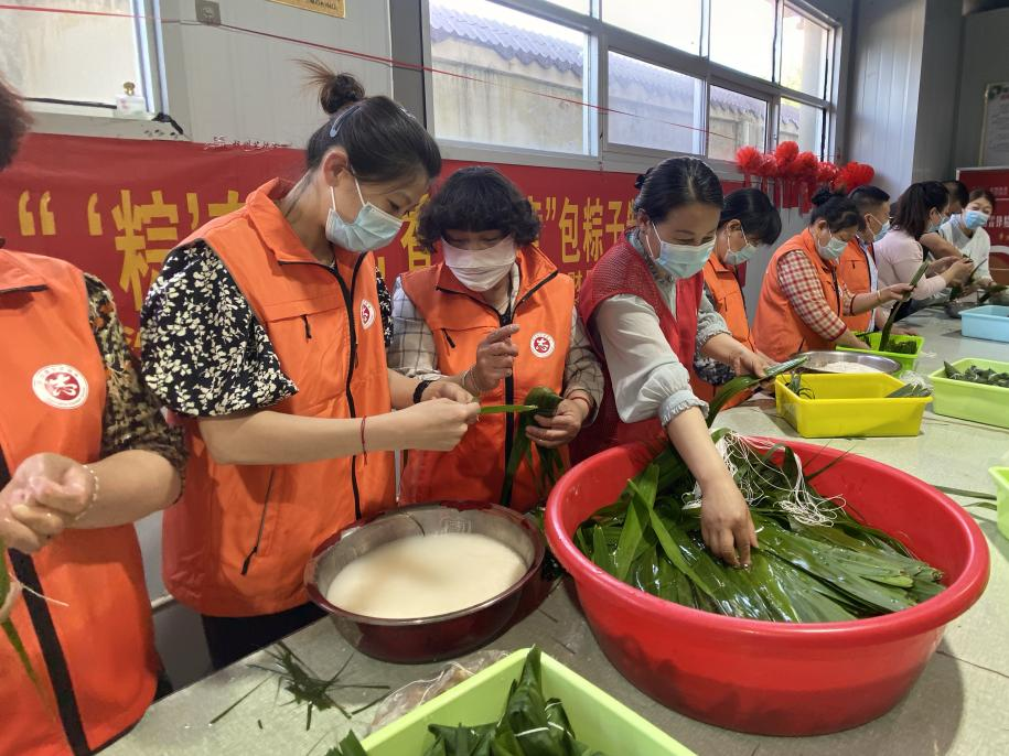 青口供電所黨支部聯(lián)合生產(chǎn)生活服務(wù)中心分會、黃沙坨社區(qū)，共同舉辦“悠悠艾草香 濃濃端午情”系列活動。.png